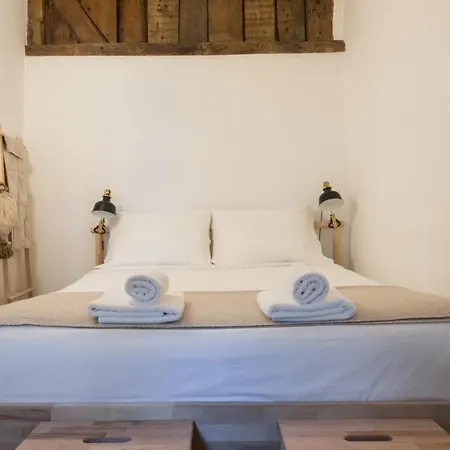 Plum Guide - New Mocambo Apartment